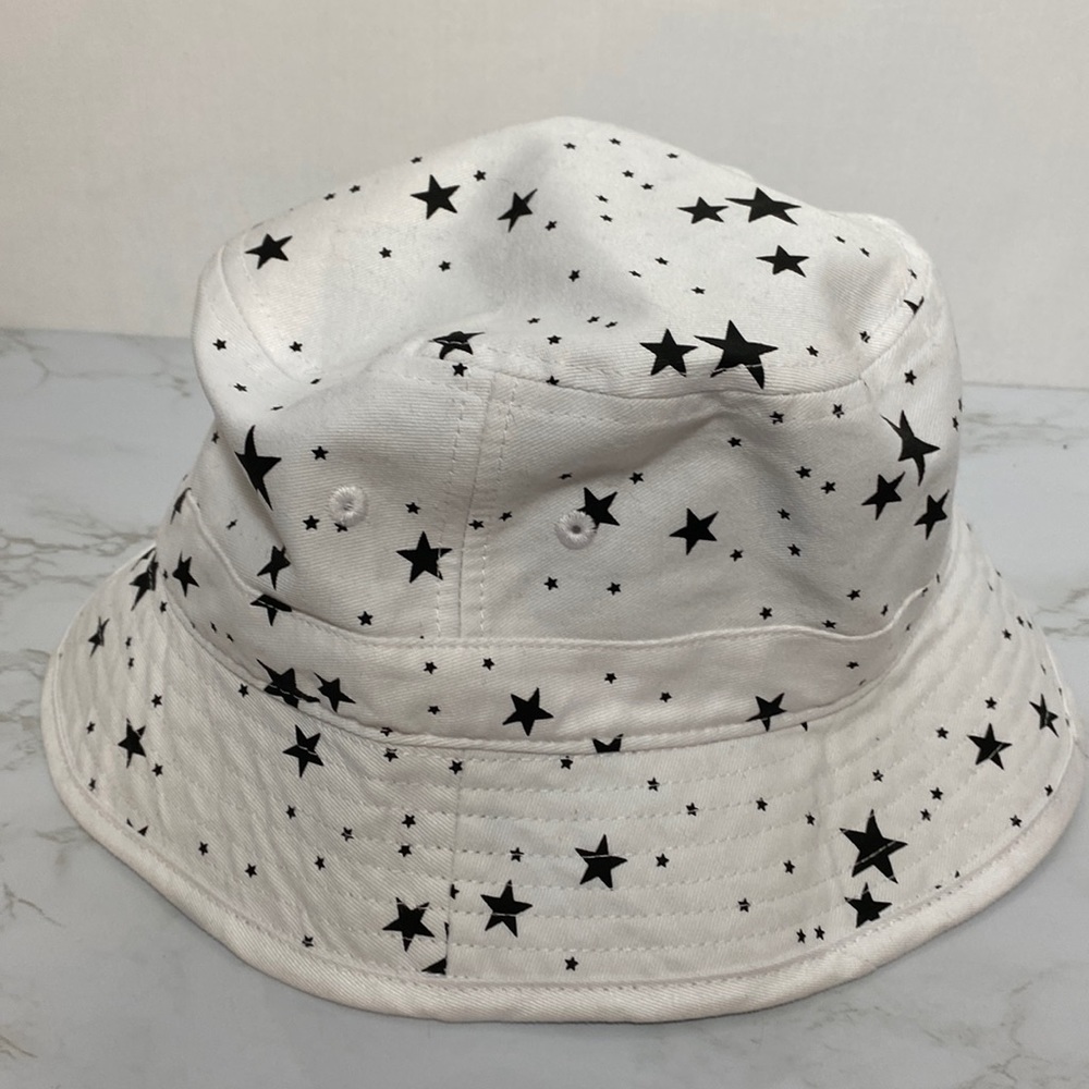 City Hunter black and white stars bucket hat